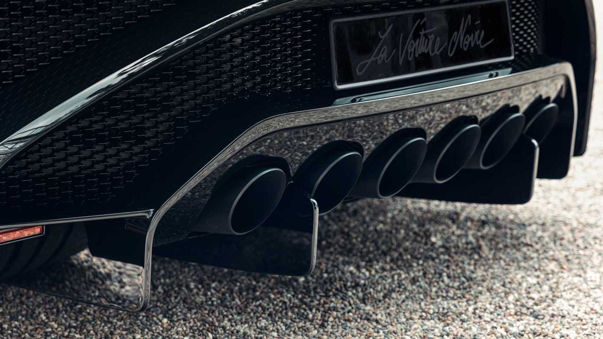 Detalhe traseiro do Bugatti La Voiture Noire com suas seis saídas de escape